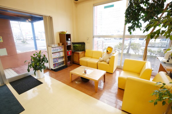 黄色いソファーが可愛いウエイティングスペース♪<br>明るく元気なスタッフさんが出迎えてくれます。